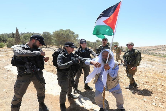 إصابة العشرات من المواطنين والمتضامنين الأجانب بقمع الإحتلال فعاليات ضد الإستيطان بالخليل